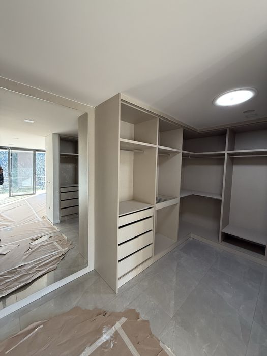 Closet  amplo com arrumacao