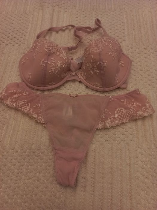 Conjunto de soutien e tanga cor-de-rosa