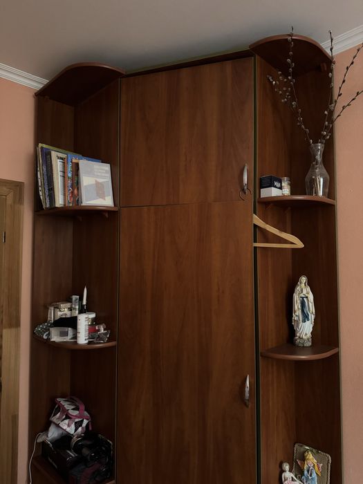 Кутова шафа для одягу