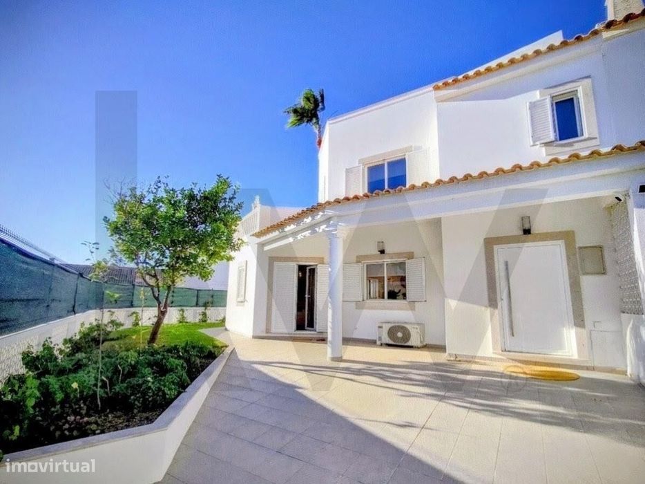 Moradia T4 Renovada em Pinheiros de Marim, Olhão