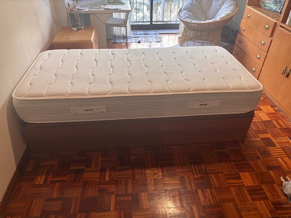 Cama devsolteiro com arrumo quase novo
