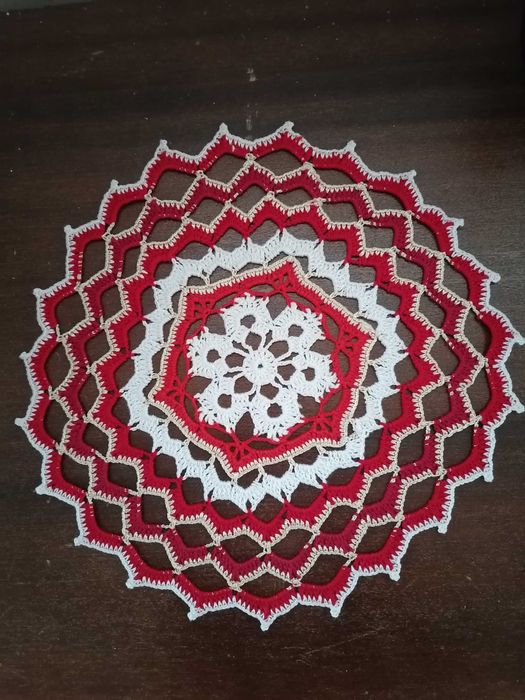 Red and gold table center64550357785730122