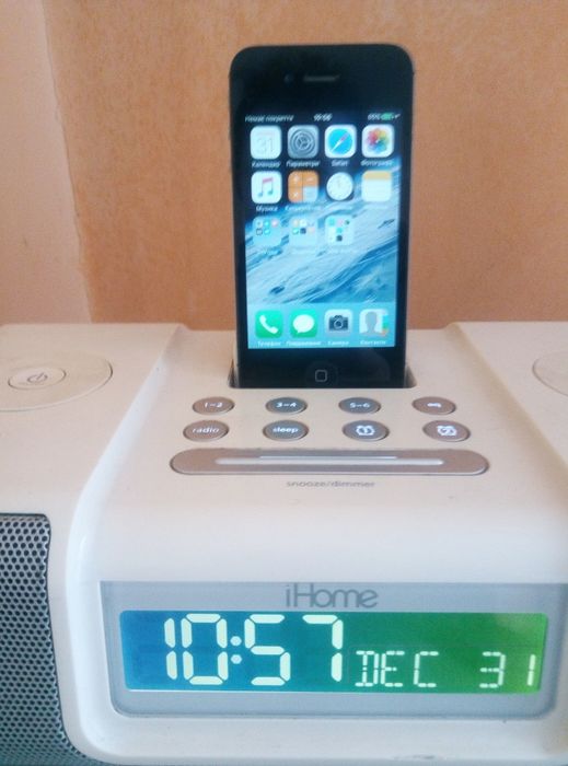 Чохол до IPhone 4s 32gb +ihome док станція, телефон в подарок