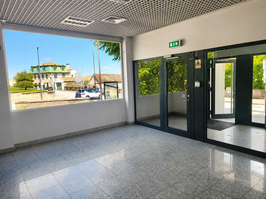 Prédio para Serviços e Comércio com 381 m² de Área - Excelente Localização em Carrazeda de Ansiães