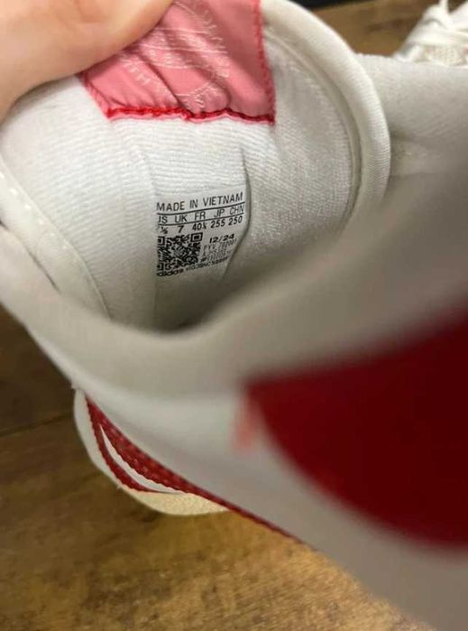 1C. Białe skórzane sneakersy Adidas Gazelle