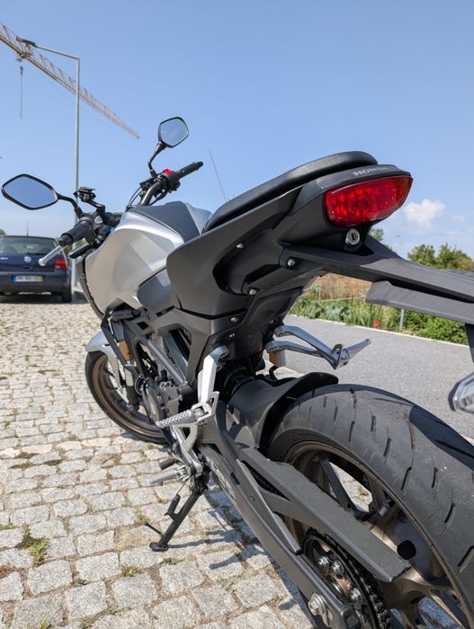 Honda CB125r 2024 com garantia e apenas 2090km