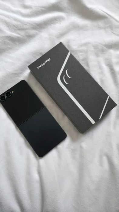 Smartphone SAMSUNG Galaxy Z Flip 7 (6.9'' - 12 GB - 512 GB - Preto)