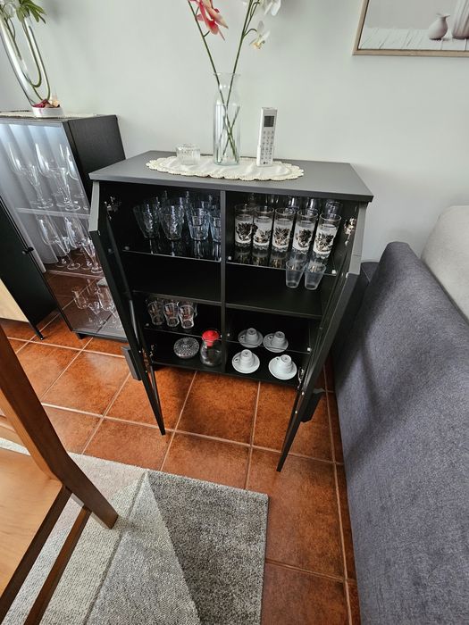 Vitrine para sala em vidro com bastantes arrumos e está nova.
