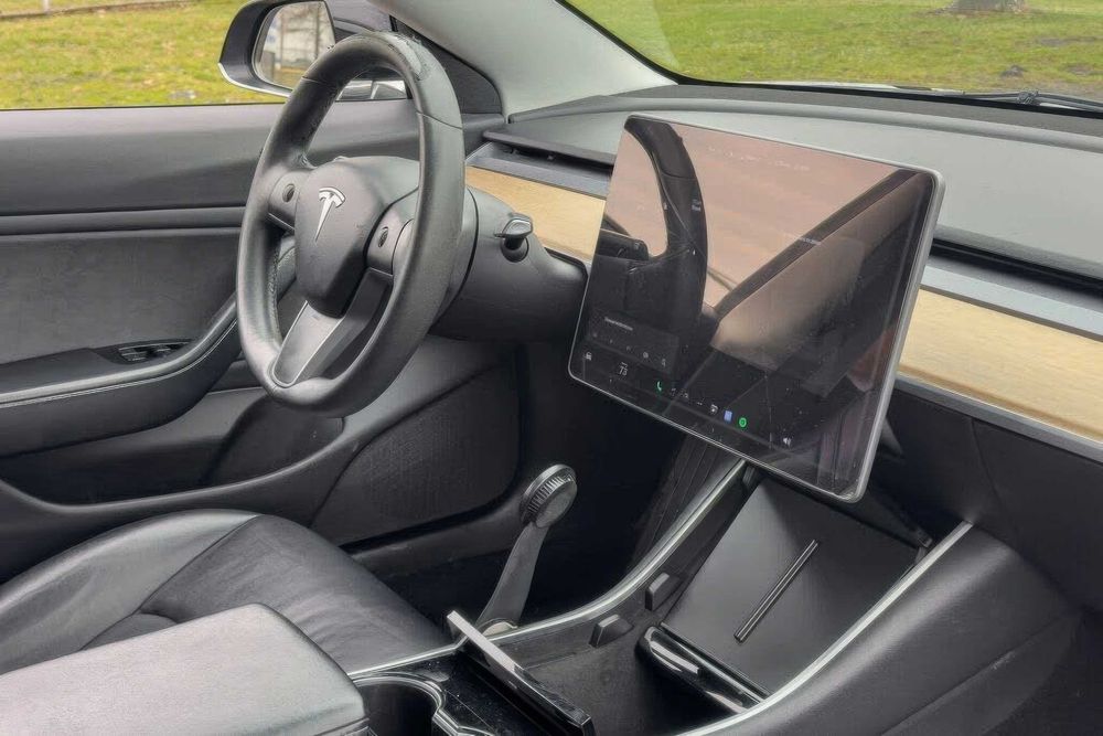 Tesla Model 3      2023