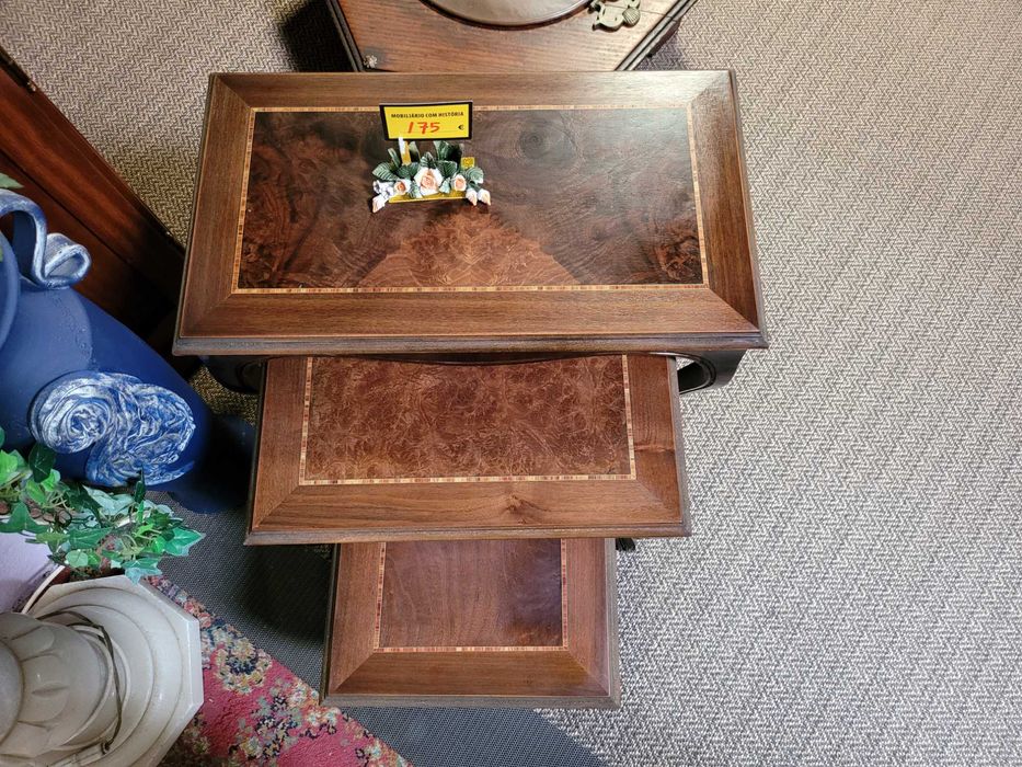 Conjunto de três mesinhas auxiliares - ótimo estad