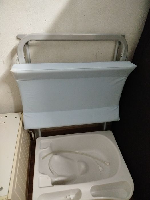 Muda fraldas com banheira