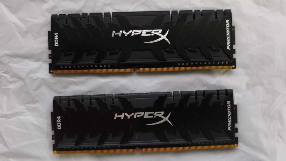 Memória RAM DDR4 HYPERX HX426C13PB3/8 (2 x 16GB - 2666 MHz - CL 13 - Preto)