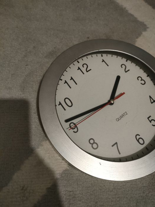 Zegar ścienny w kolorze szarym firmy Quartz