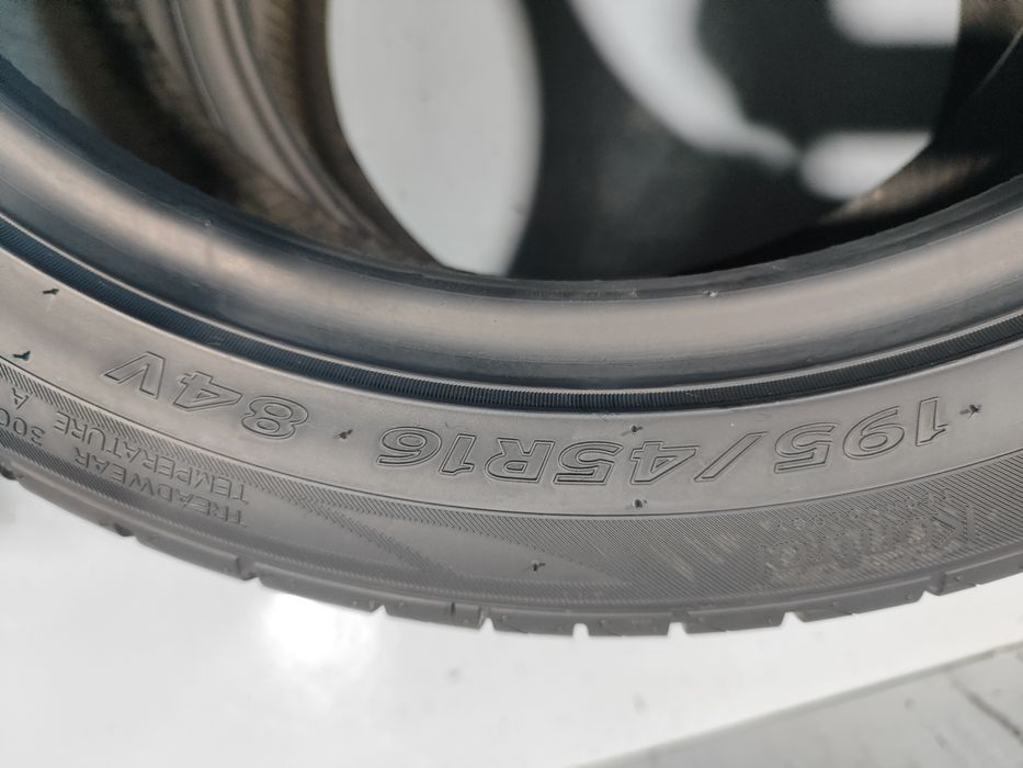 2 pneus semi novos 195-45R16 Hankook - Oferta dos portes