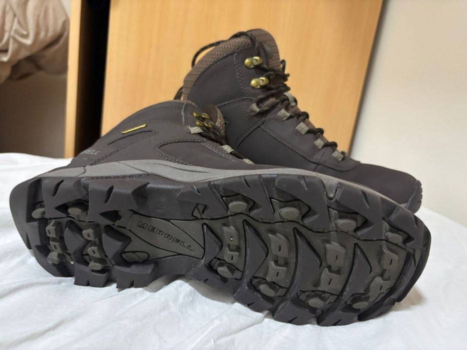 Bota merrell 43  como Nova
