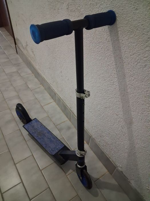 Vendo trotinete azul.