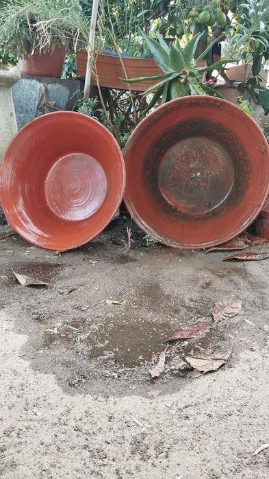 Vendo 2 alguidares antigos em barro em excelente estado