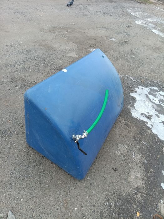 Бак пластиковый для воды.