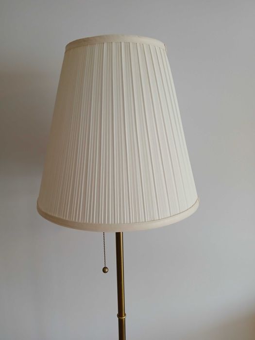 Candeeiro de pé IKEA ÅRSTID, latão/branco