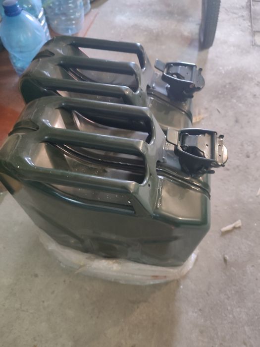 Продам канистры 20л