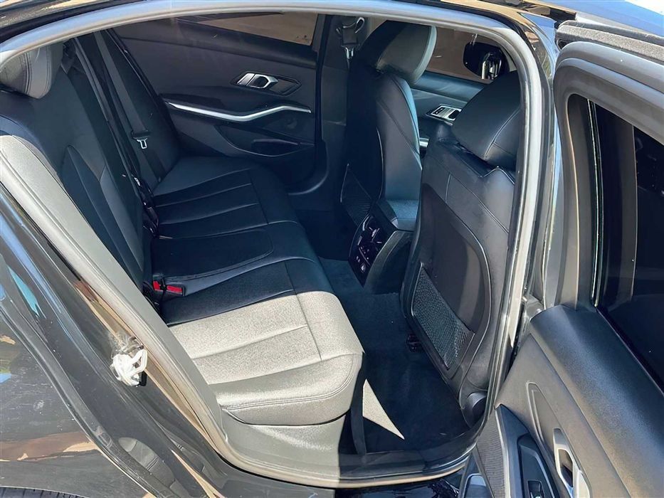 BMW 330i      2020