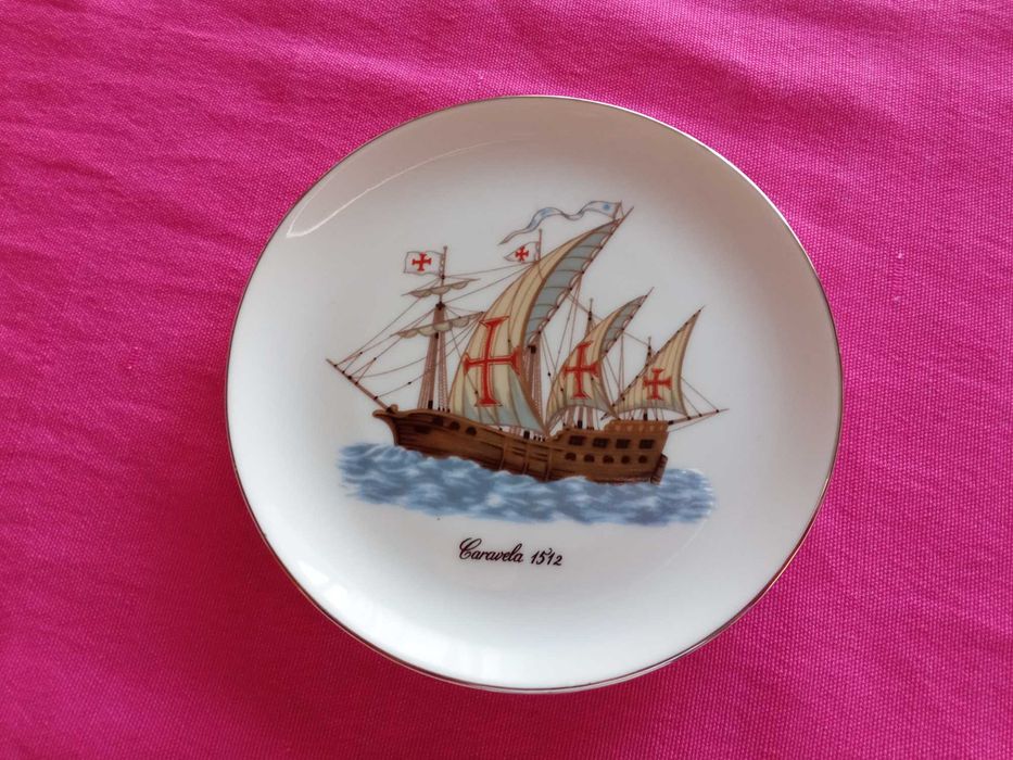 11 Pratos decorativos de porcelana
