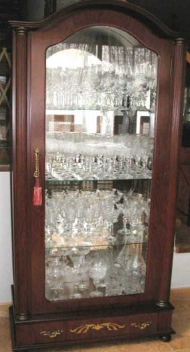 Vitrine com Serviço de Cristal da Bohemia Completo.