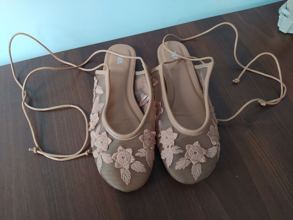 Beżowe wiązane balerinki Zara r. 38