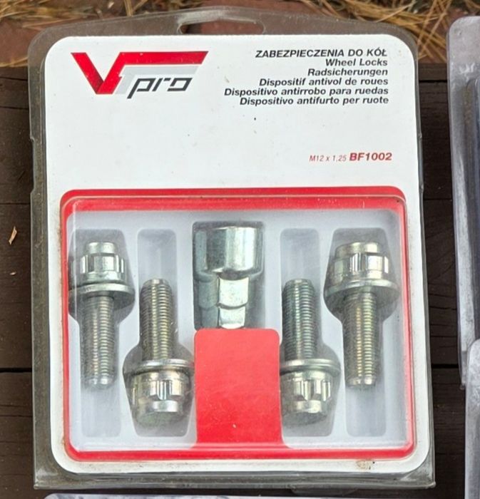 Śruby zabezpieczające Citroen Peugeot  do oryginalnych  felg 12x1.25