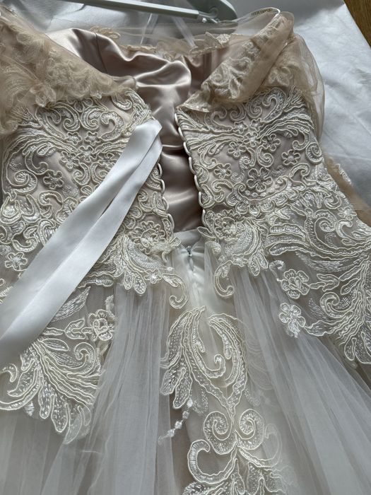 Tiulowa suknia ślubna na długi rękaw