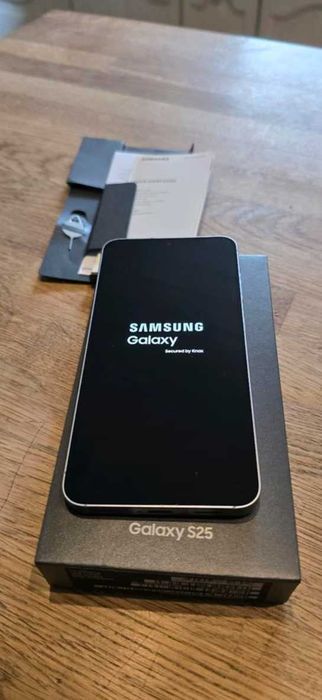 Samsung Galaxy S25 128 GB w kolorze srebrnym