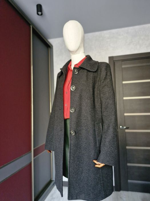 Жіноче пальто Benetton — елегантна класика, яка завжди в моді.