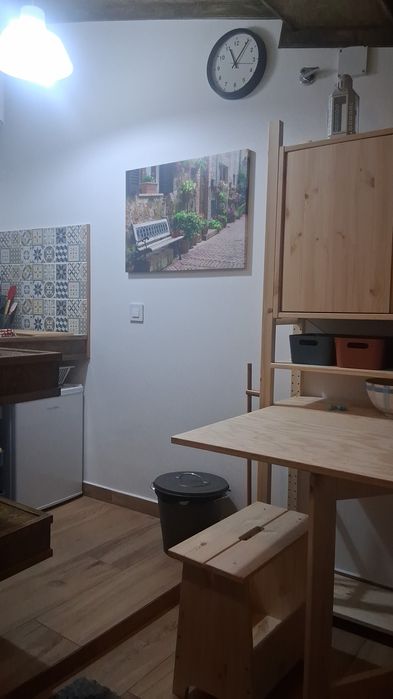 Arrenda-se T0, espaço muito pequeno, colado a moradia.