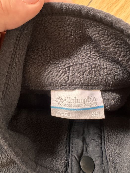 Czarna, polarowa bluza marki Columbia
