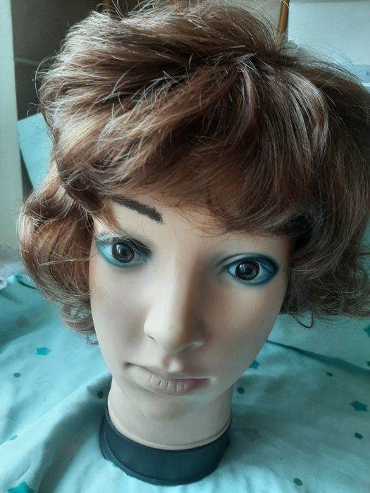 Продам перуку в гарному стані