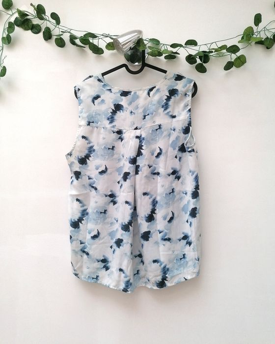 Blusa de Cavas com tons azuis