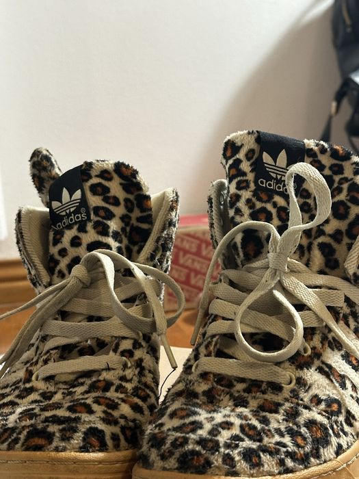Ténis Adidas Jeremy Scott Leopard c/ caudas