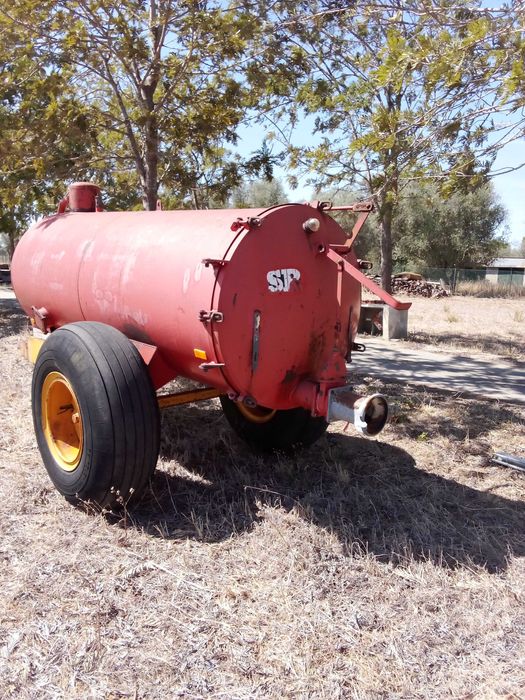 contentores de água de 3000l a funcionar 
 .
