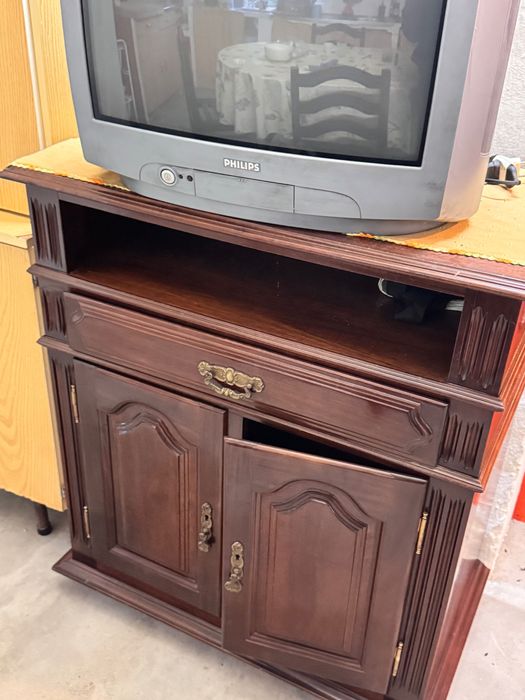 Aparador de televisão em madeira