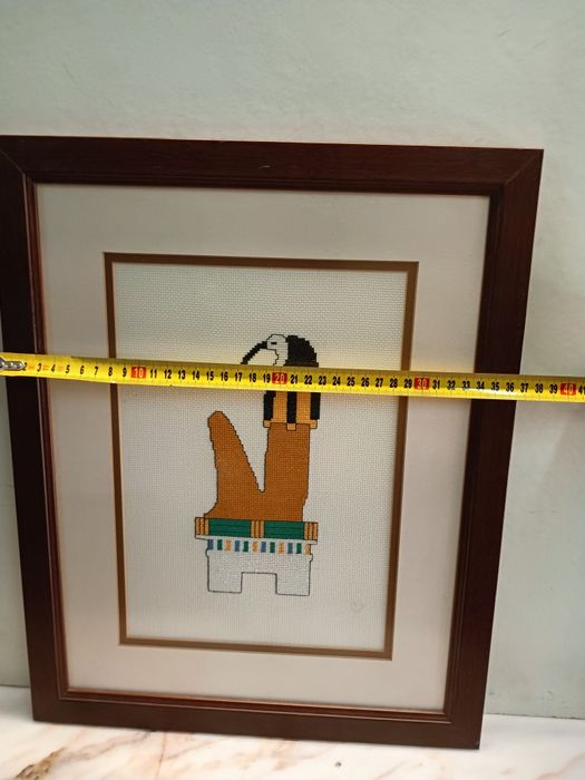 Quadro bordado em ponto cruz emoldurado em madeira, 46/36cm