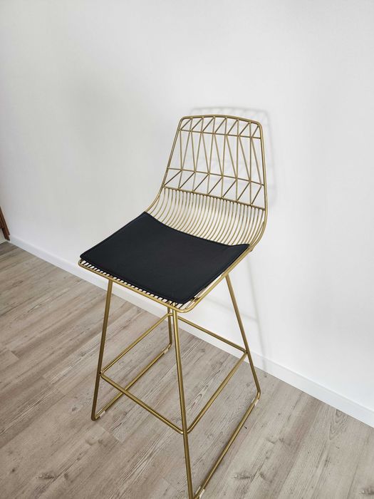 Conjunto de bancos de bar Beliani. Nunca usados.