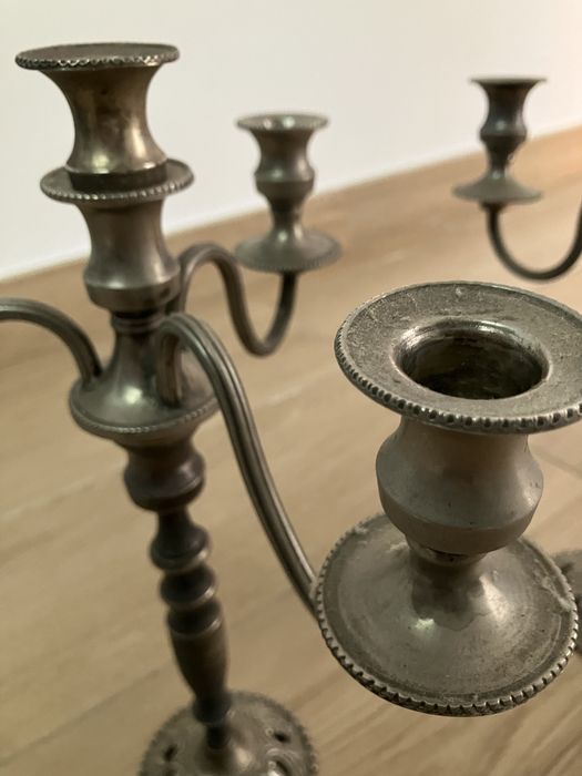 Candelabros em liga de metal