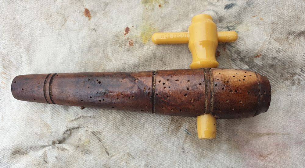 Torneira antiga de madeira