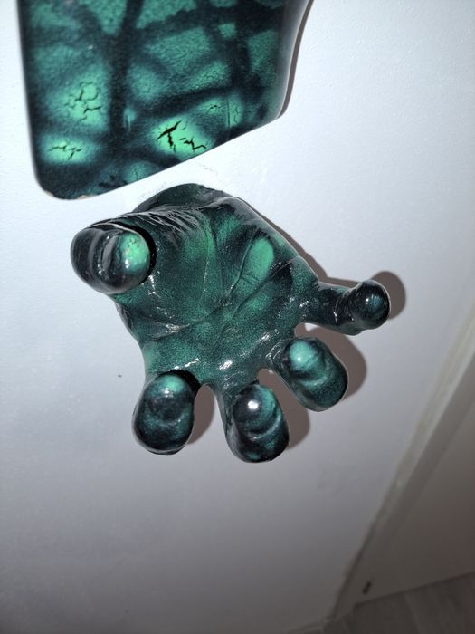 Vendo arma de chumbo decorativa com pintura exclusiva e suporte de mao