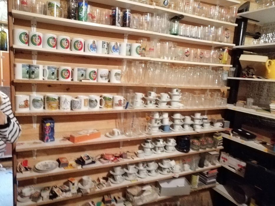 Pins, chávenas, garrafas, isqueiros, porta chaves, copos