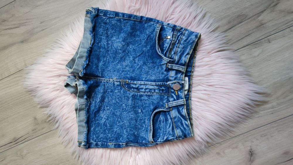 Spodenki wysoki stan Xxs elastyczne Bershka dekatyzowane