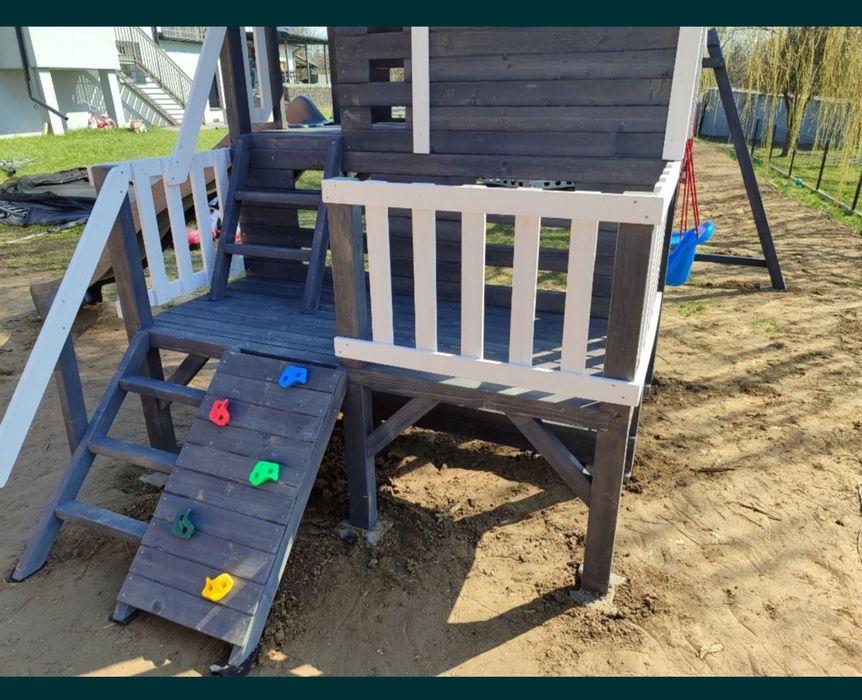 Plac zabaw dla dzieci, domek, zjeżdżalnia, huśtawka, meble ogrodowe.