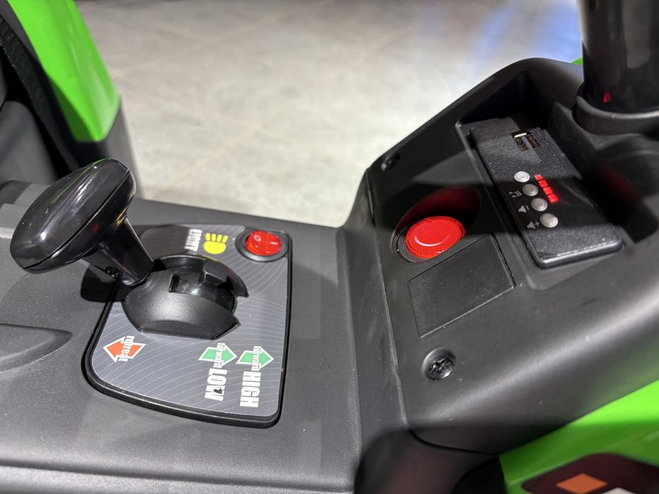 Traktor BLOW z przyczepa na akumulator dla dzieci