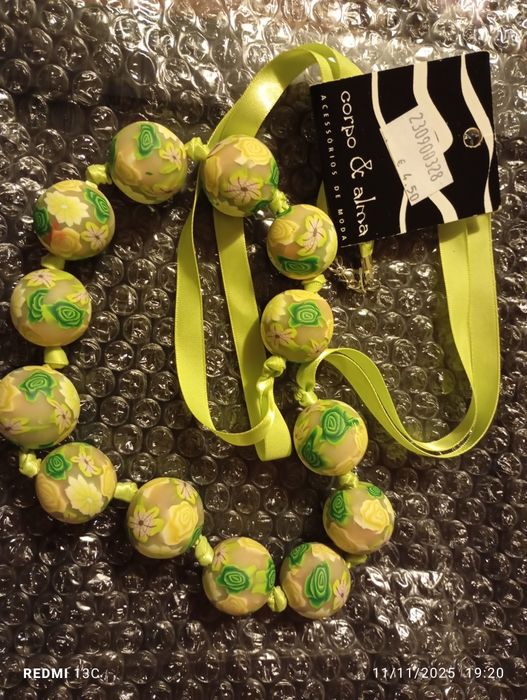 Colar de bolas floridas