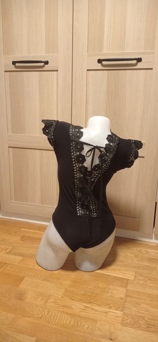 Mia Moda Made in Italy czarne body z szeroką koronką r.S